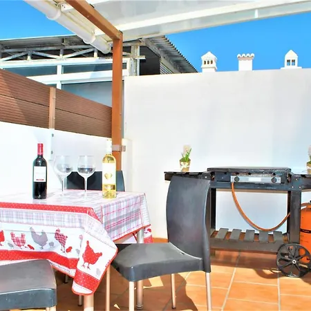 דירה Small Building With 2 מאלגה